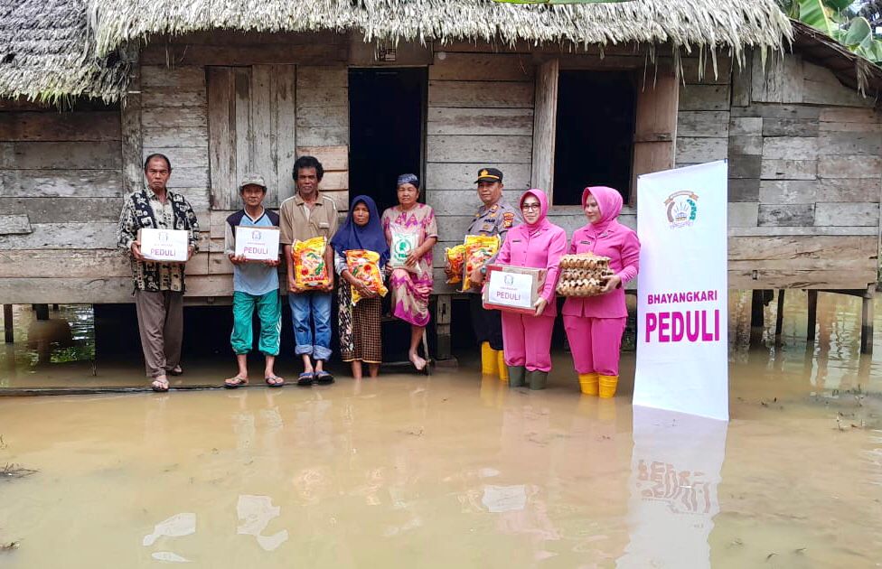 Kapolsek Pangean Dampingi Bhayangkari Berbagi Korban Banjir Wujud Cooling System
